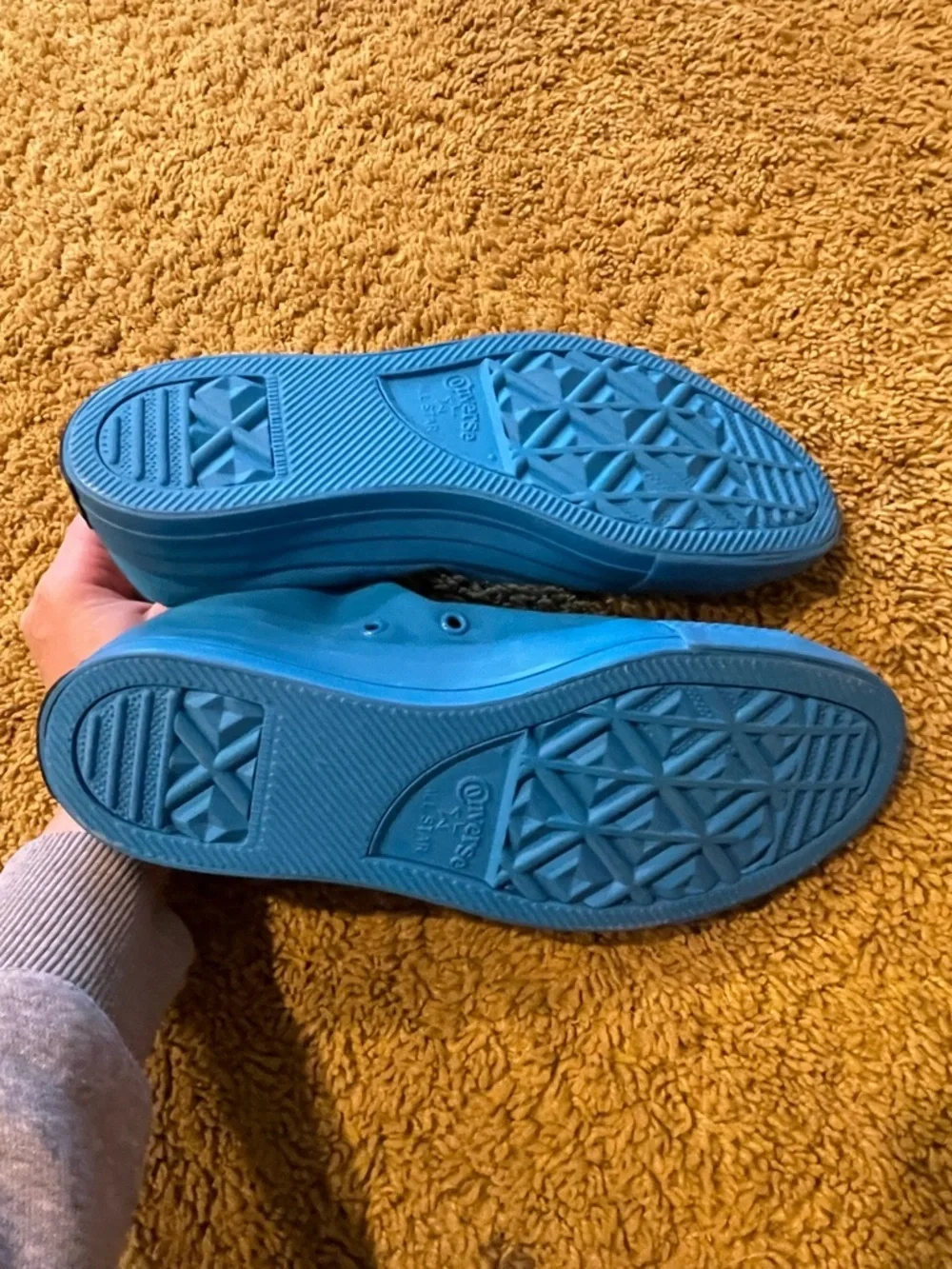 Converse vibrant blue